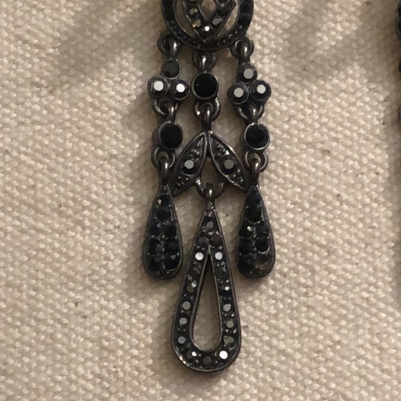 Black and Gray Vintage Monet Dangly Earrings. Has a goth Victorian vibe. 🖤 - Picture 4 of 16
